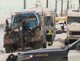 卡尔加里警方，拖曳车停在冰碛路东北，移走房车